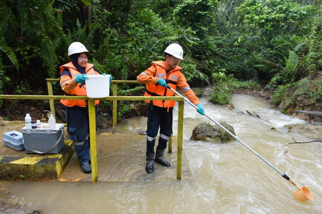 Foto 2: Tim Terpadu Pemantau Kualitas Air Sisa Proses Tambang Emas Martabe secara rutin sebulan sekali mengambil sampel air untuk memantau kualitas air sisa proses yang dilepaskan ke Sungai Batang Toru. (Dok: PTAR)