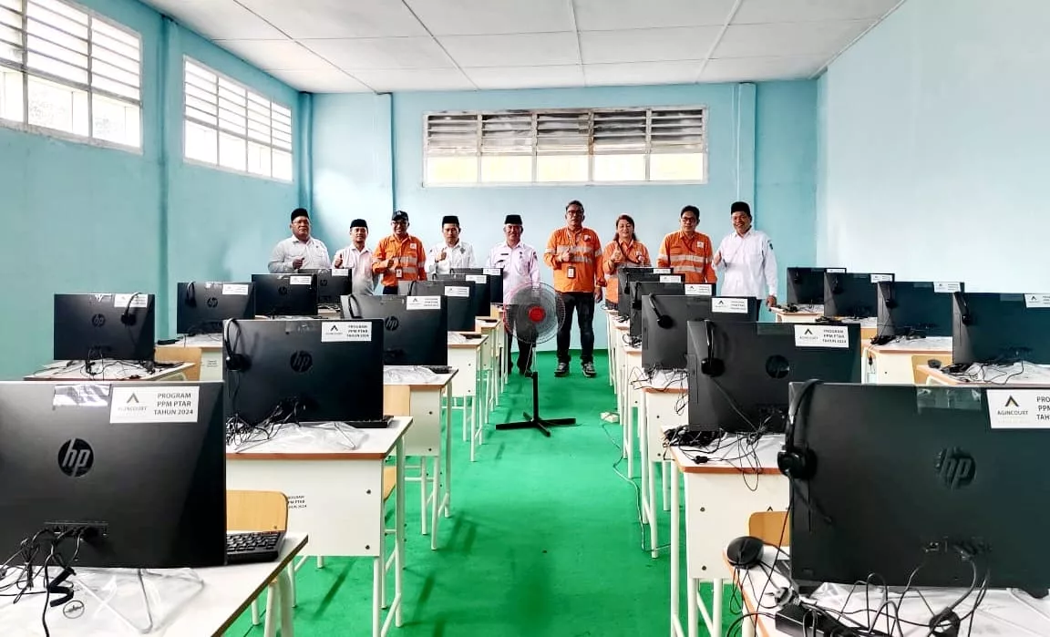 Supporting Digitalization, Agincourt Resources Donates 40 Computers to MTsN 3 Tapanuli Selatan  