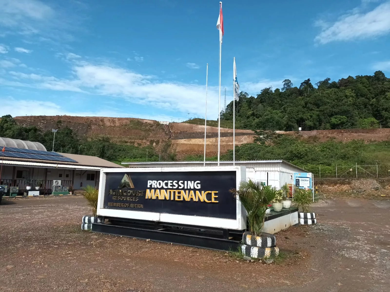 Hari Menanam Satu Juta Pohon Semangat Hijau Departemen Maintenance di Area Kerja  