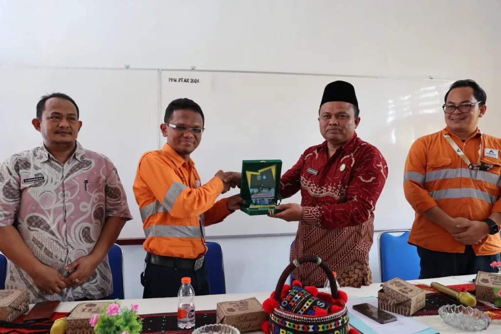 Photo 1: GMO & Deputy Director of Operations at Agincourt Resources, Rahmat Lubis, receives a plaque from the Principal of SMA Negeri 1 West Angkola, Salamat Siregar, during the handover of the new classrooms on Friday, February 14, 2025. (Doc: PTAR)