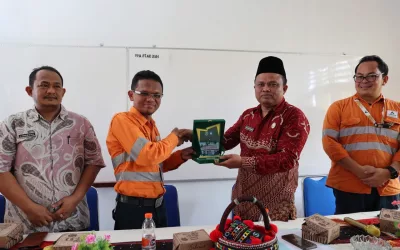 Foto 1: GMO & Deputy Director Operations Agincourt Resources Rahmat Lubis menerima plakat dari Kepala SMAN 1 Angkola Barat, Salamat Siregar, saat serah terima ruang kelas baru, Jumat (14/2/2025). (Dok: PTAR)