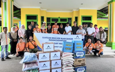 Photo 2: PT Agincourt Resources team, together with the Mayor of Padangsidimpuan, Letnan Dalimunthe (center, wearing black), and the Deputy Mayor of Padangsidimpuan, Harry Pahlevi Harahap (center, wearing white), distribute aid to flood-affected residents at Padangsidimpuan City Hall on Saturday (March 15, 2025). (Photo: PTAR)