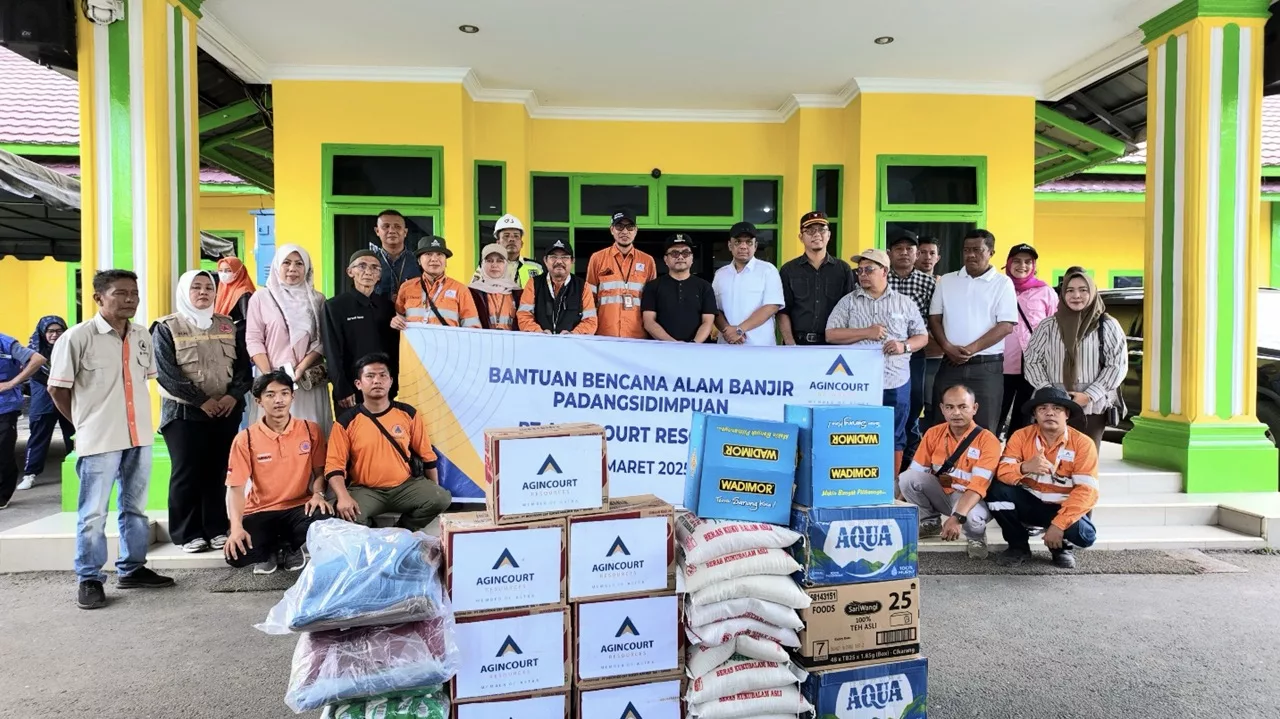 Photo 2: PT Agincourt Resources team, together with the Mayor of Padangsidimpuan, Letnan Dalimunthe (center, wearing black), and the Deputy Mayor of Padangsidimpuan, Harry Pahlevi Harahap (center, wearing white), distribute aid to flood-affected residents at Padangsidimpuan City Hall on Saturday (March 15, 2025). (Photo: PTAR)