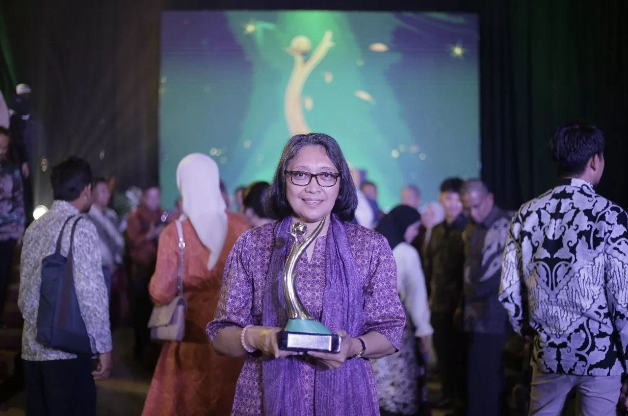 Photo 1: Director of External Relations of PT Agincourt Resources, Sanny Tjan, received the Green rating PROPER Award in Jakarta, Monday (24/2/2025). (Document: PTAR)