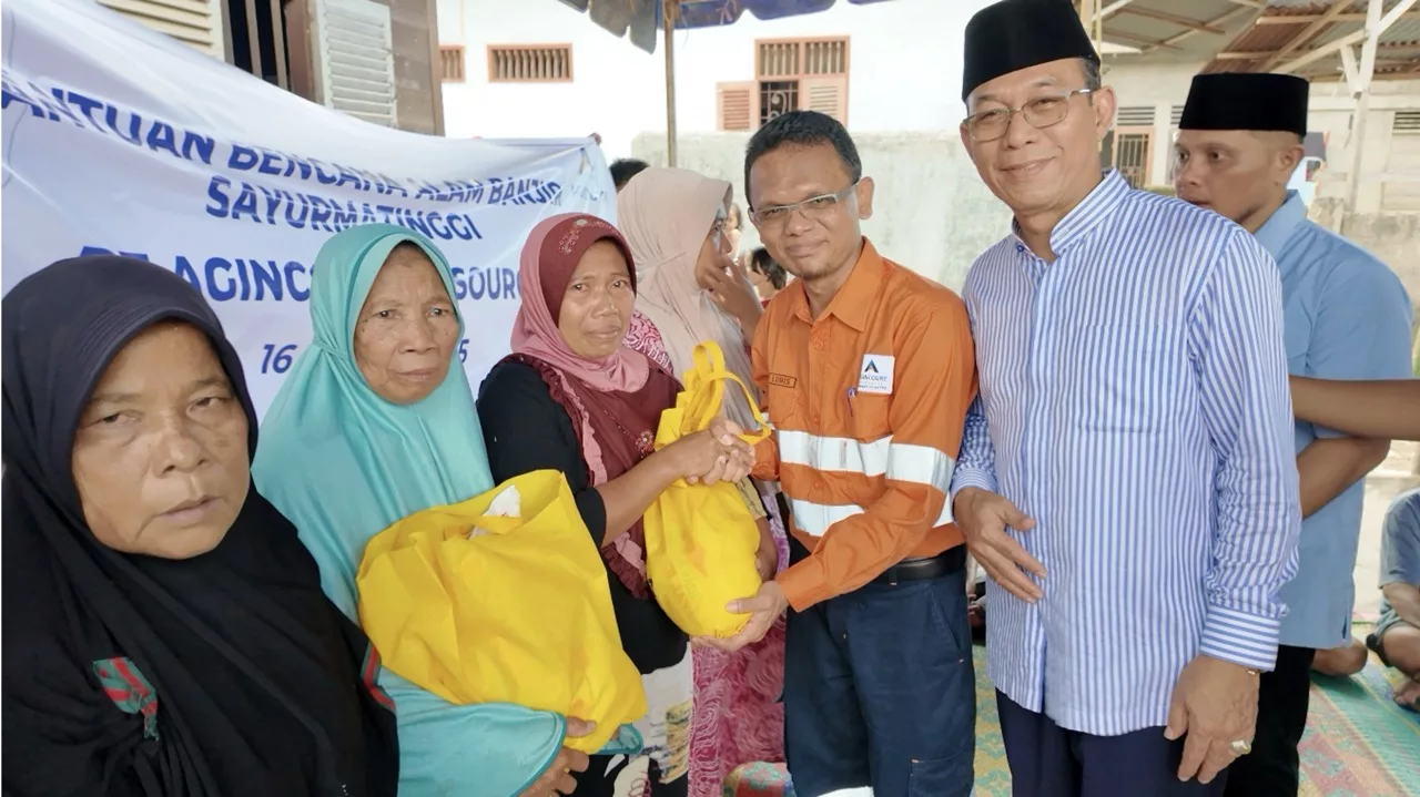 Photo 1: The General Manager Operations & Deputy Director Operations of PT Agincourt Resources, Rahmat Lubis (second from the right), and the Regent of South Tapanuli, Gus Irawan Pasaribu (first from the right), hand over aid to flood victims in Silaiya Village, Sayur Matinggi District, South Tapanuli, on Sunday (March 16, 2025). (Photo: PTAR)