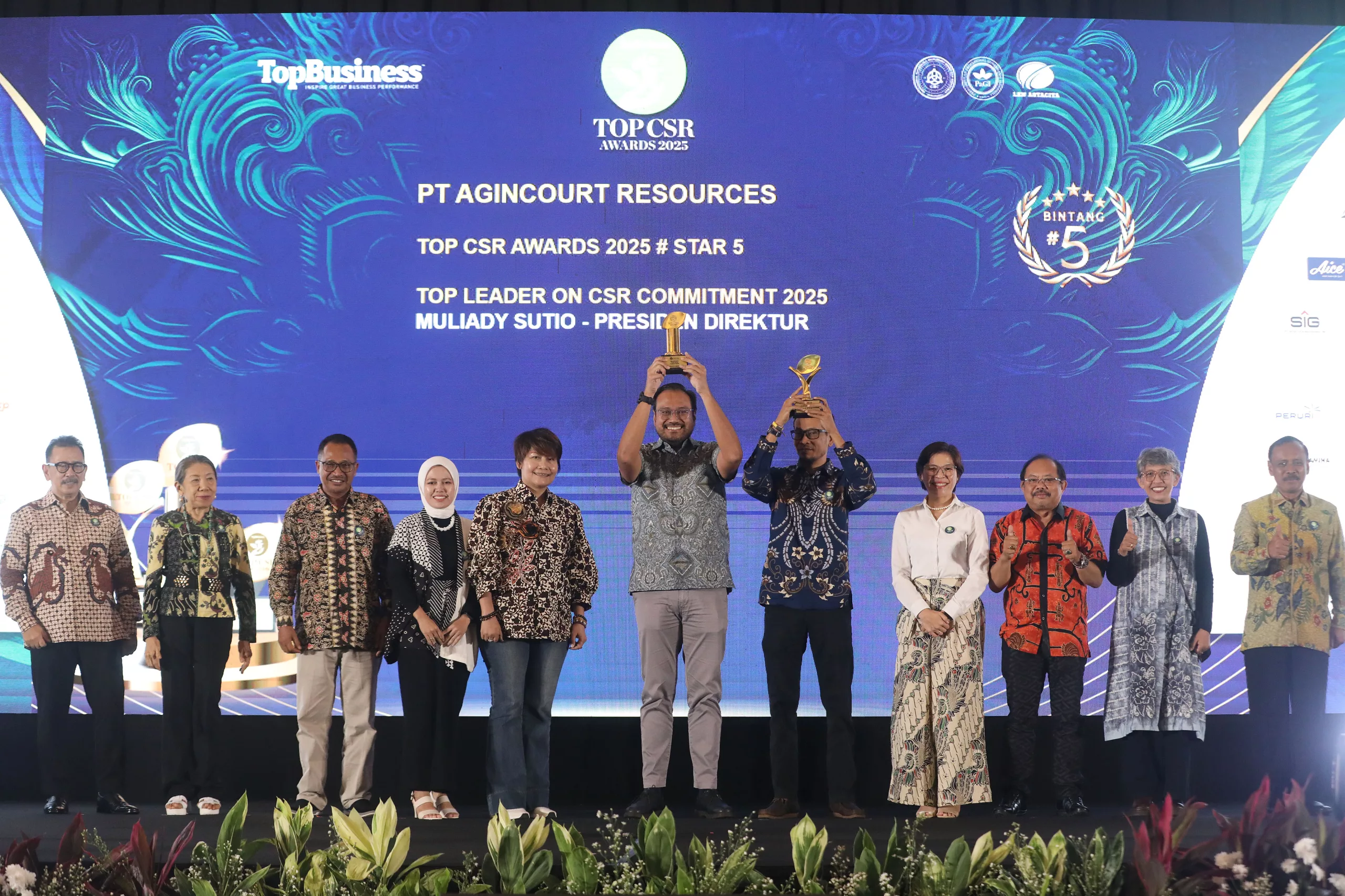 Director & CFO PT Agincourt Resources Noviandri (tengah) berfoto bersama dengan manajemen Agincourt Resources, dewan juri, dan pembicara saat menerima dua penghargaan TOP CSR Awards 2025 di Jakarta
