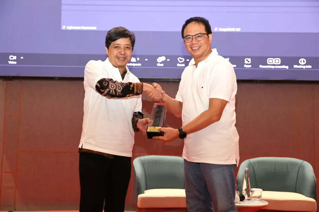 President Director of PT Agincourt Resources, Muliady Sutio, presents a memento to the Director of Engineering and Environment Mining and Coal and Chief Mining Inspector of the Directorate General of Mineral and Coal, Ministry of Energy and Mineral Resources (ESDM), Hendra Gunawan.
