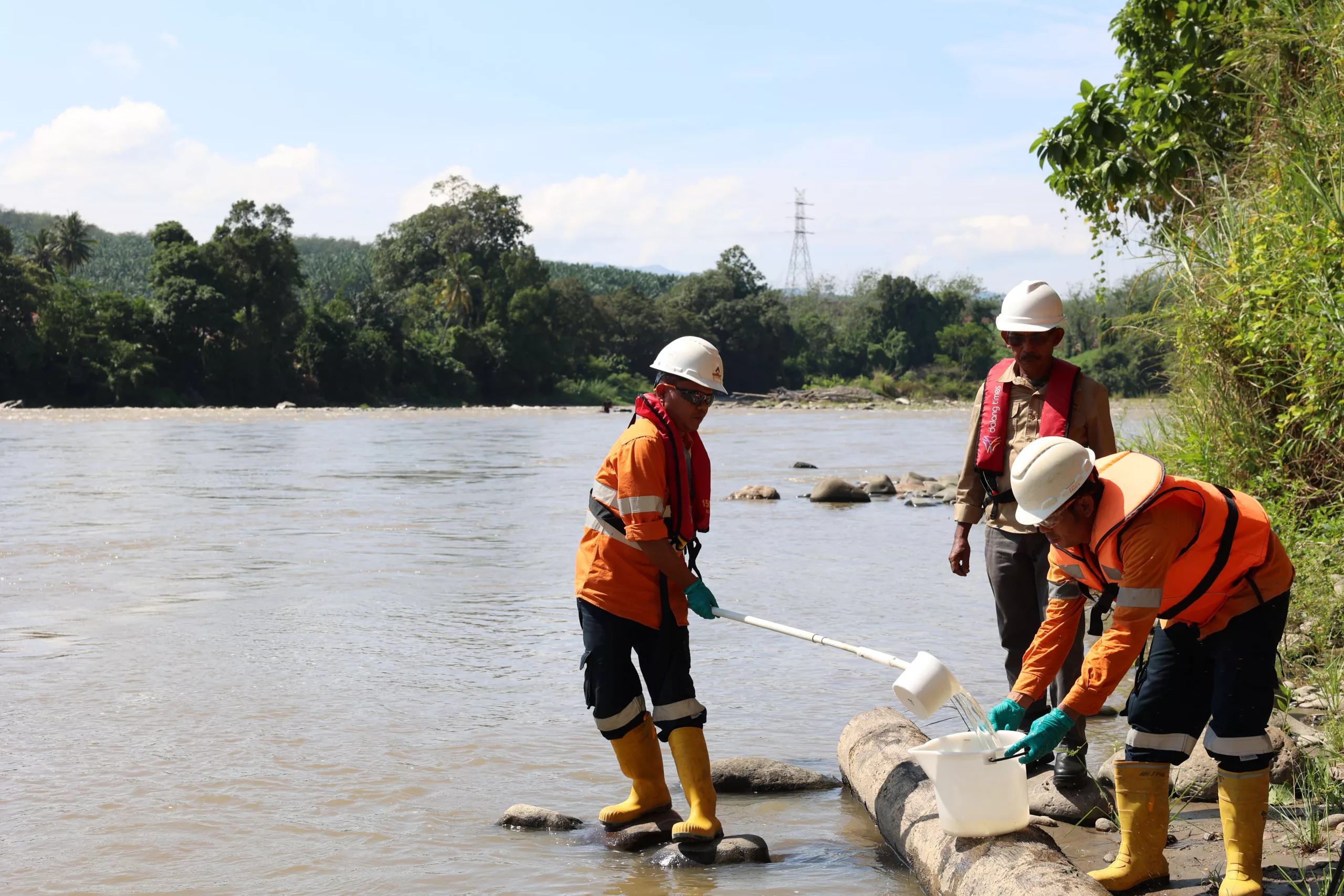 pastikan-air-sisa-proses-penuhi-baku-mutu-tim-terpadu-ambil-sampel-dari-water-polishing-plant-wpp-dan-sungai-batang-toru