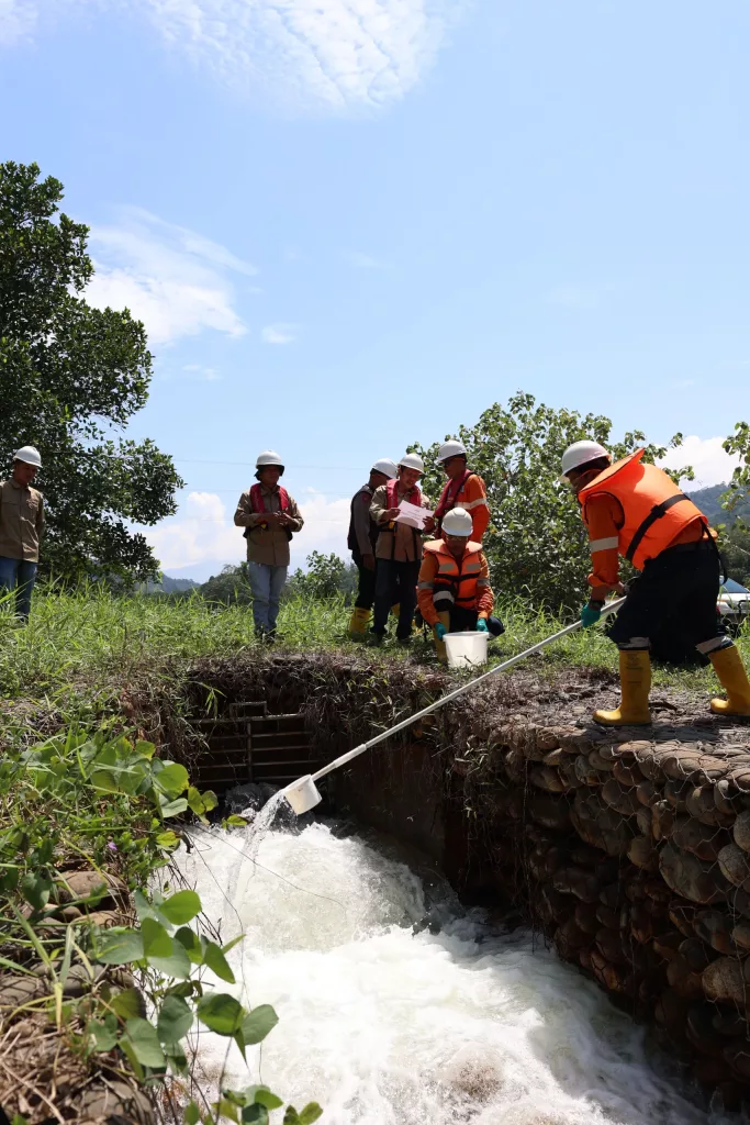 pastikan-air-sisa-proses-penuhi-baku-mutu-tim-terpadu-ambil-sampel-dari-water-polishing-plant-wpp-dan-sungai-batang-toru