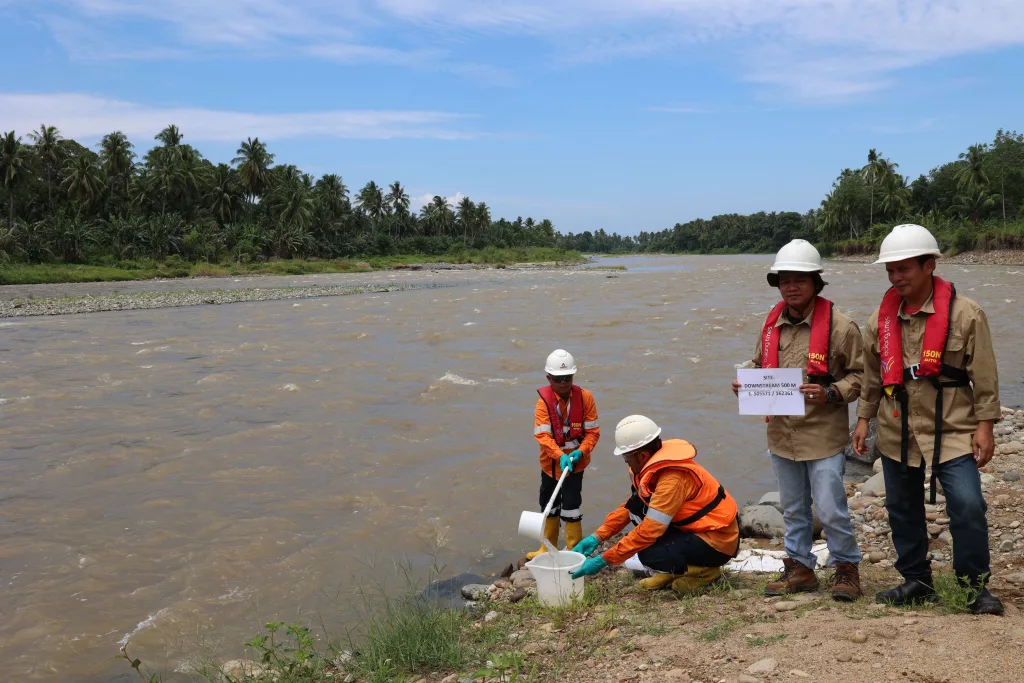 pastikan-air-sisa-proses-penuhi-baku-mutu-tim-terpadu-ambil-sampel-dari-water-polishing-plant-wpp-dan-sungai-batang-toru