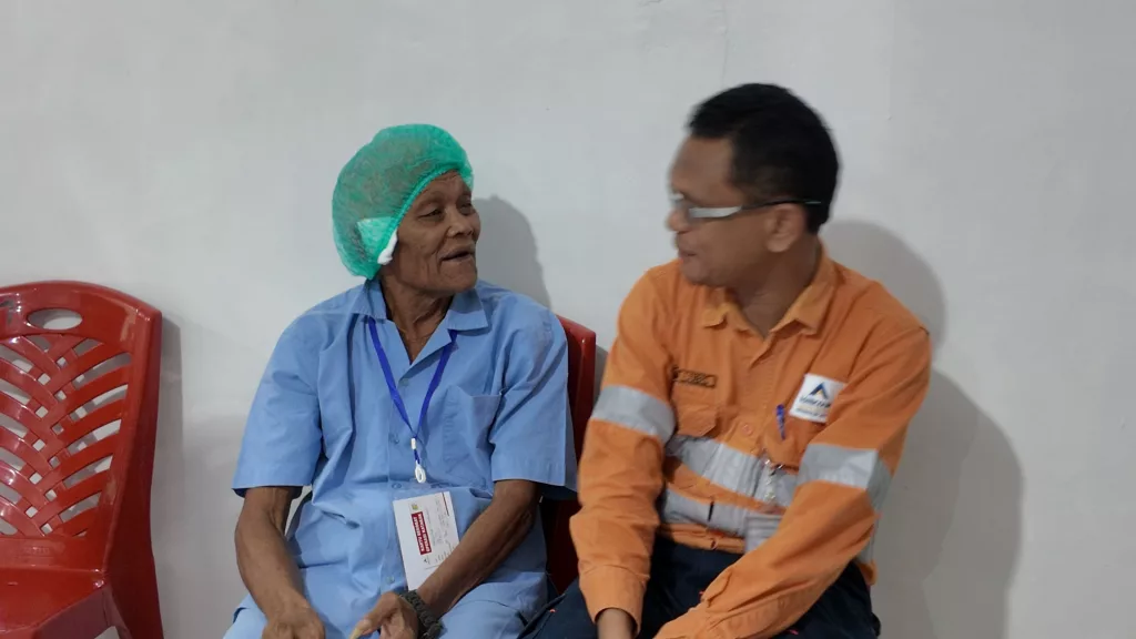 terang-kembali-menyapa-657-mata-lewat-operasi-katarak-gratis-tambang-emas-martabe