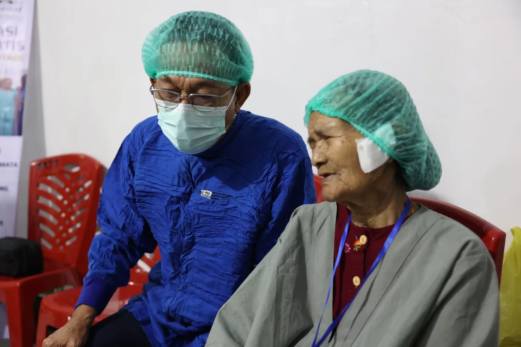 terang-kembali-menyapa-657-mata-lewat-operasi-katarak-gratis-tambang-emas-martabe
