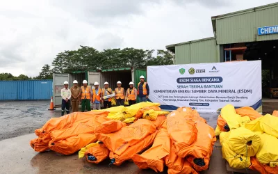 Foto 1: Kementerian ESDM menyerahkan bantuan sebanyak 267 tenda dan perlengkapan lain kepada korban banjir bandang dan longsor di Desa Garoga dan sekitarnya. (Dok: PTAR)