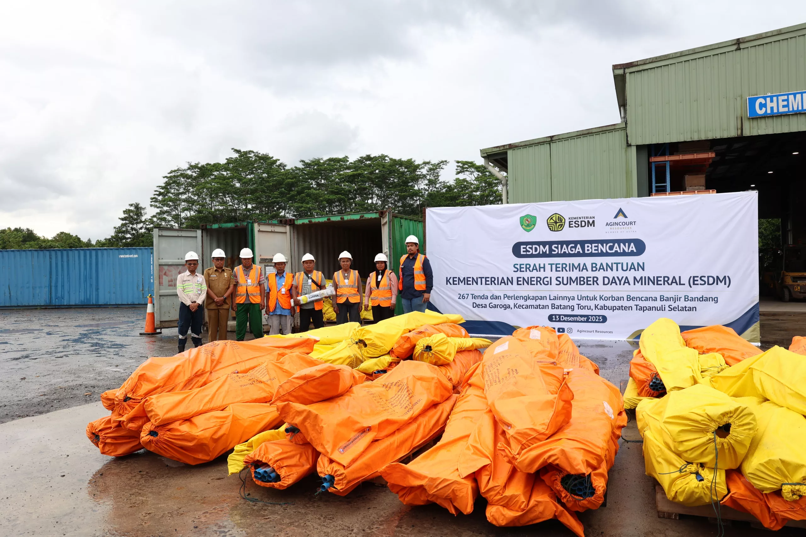 Foto 1 – Bantuan Kementerian ESDM Foto 1: Kementerian ESDM menyerahkan bantuan sebanyak 267 tenda dan perlengkapan lain kepada korban banjir bandang dan longsor di Desa Garoga dan sekitarnya. (Dok: PTAR)