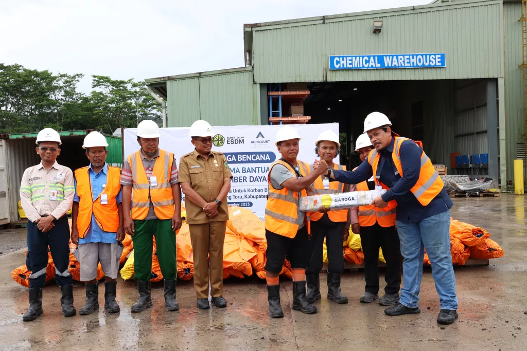 Foto 2: Kementerian ESDM menyerahkan bantuan kepada Kepala Desa Garoga Risman Rambe (keempat dari kanan) di site Tambang Emas Martabe di Batang Toru, Tapanuli Selatan. (Dok: PTAR)